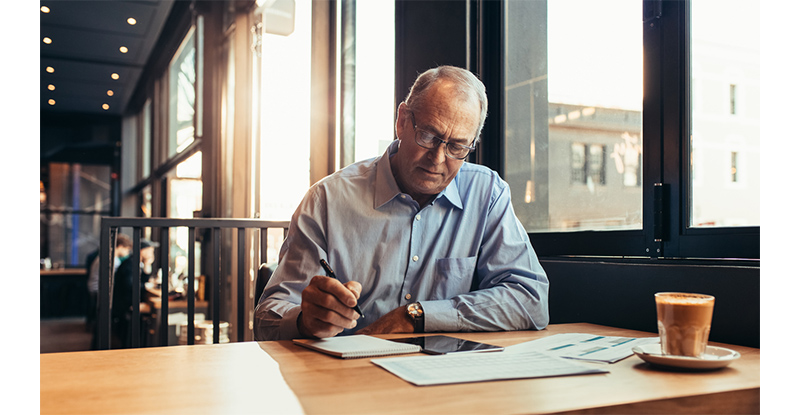 Man knowing how to track business expenses 